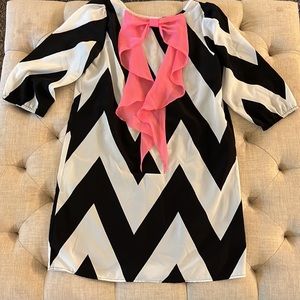 Black and white chevron top with pink bow on the back